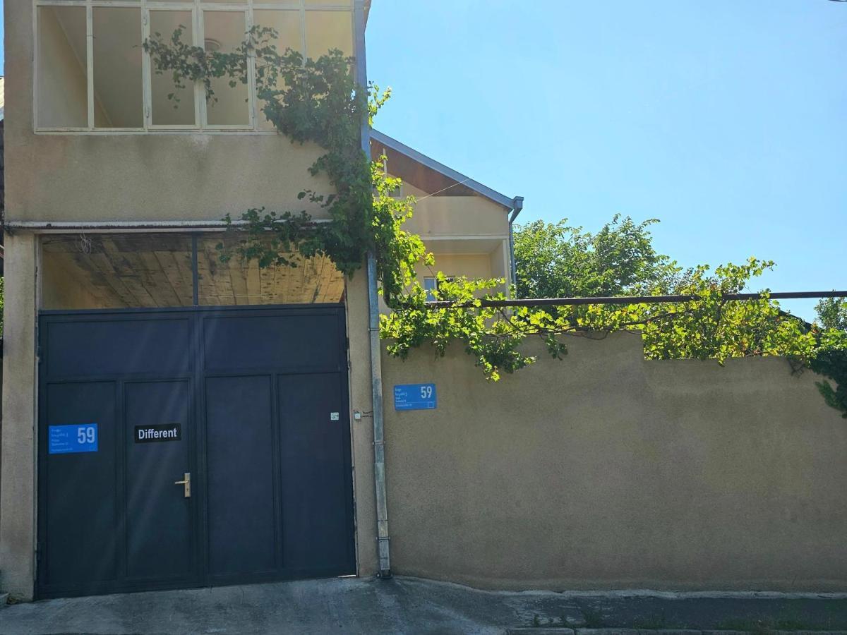 Guesthouse Different Тбилиси Екстериор снимка