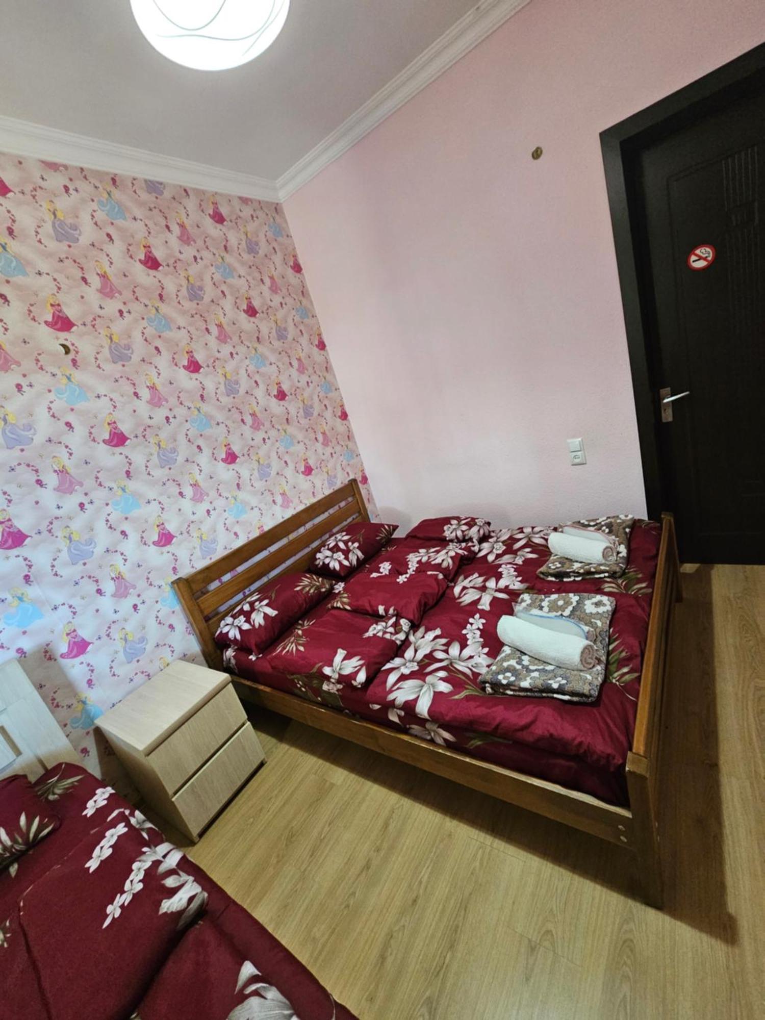 Guesthouse Different Тбилиси Стая снимка