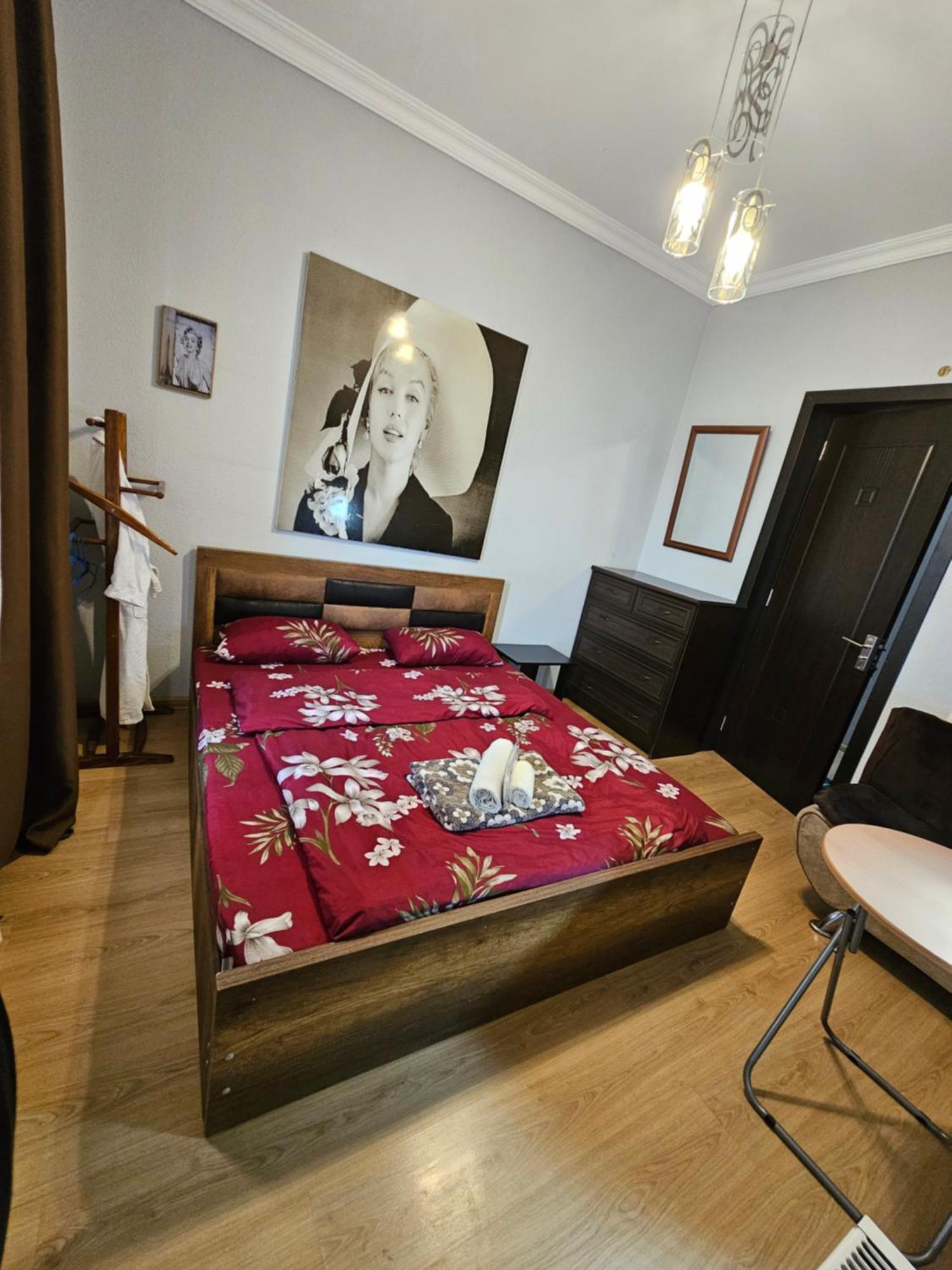 Guesthouse Different Тбилиси Стая снимка